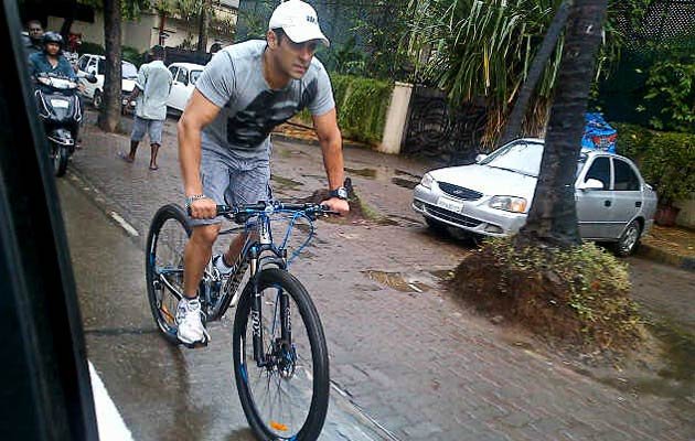 salman on cycle