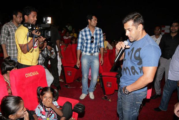 salman with slum childrens